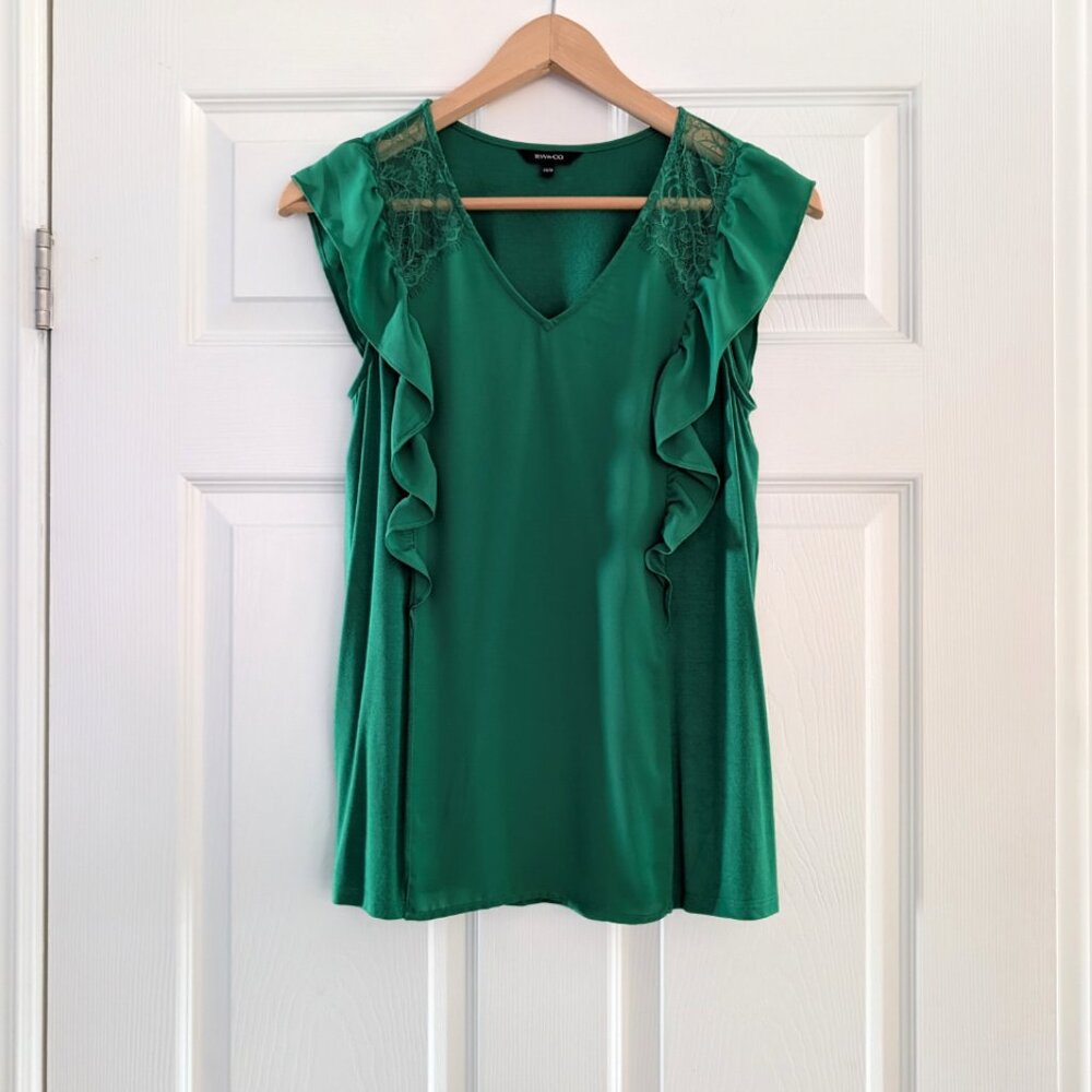 RW&CO lace ruffle sleeve V neck top green size XS